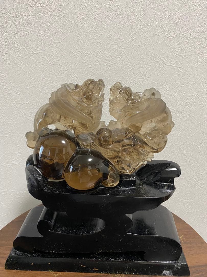 水晶 スモーキークオーツ 貔貅彫刻置物 黒色台座付き