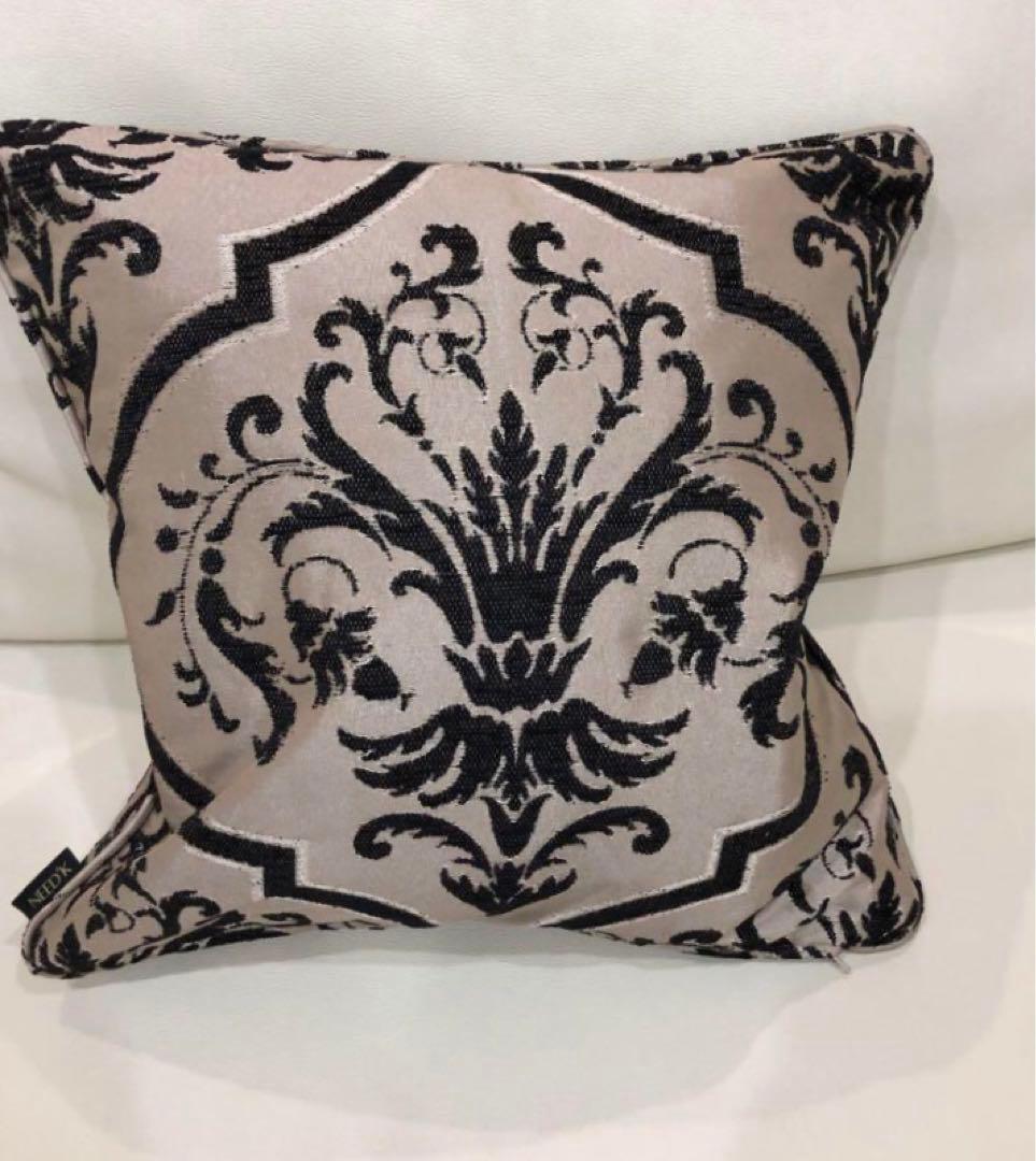 超美品　ニーディック　クッションカバー　厚手　ゴールド×黒