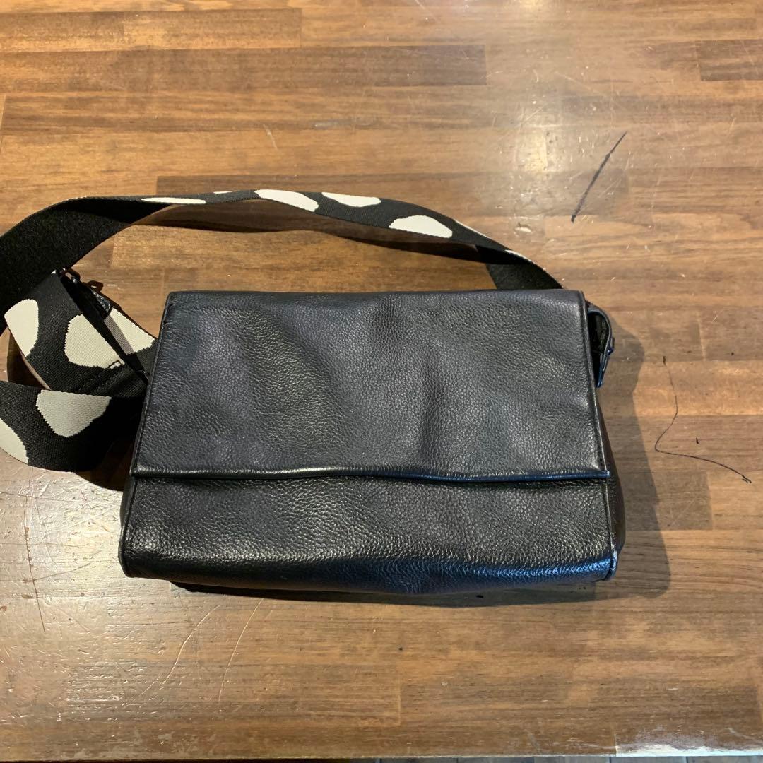 イアハピヨネ　ワイドテープショルダーバッグ