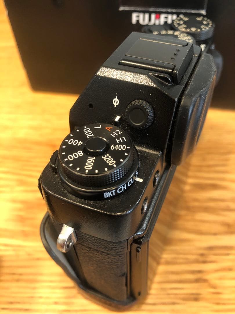 FUJI X-T1本体　バッテリー3個　フラッシュ　書籍　革製ケース