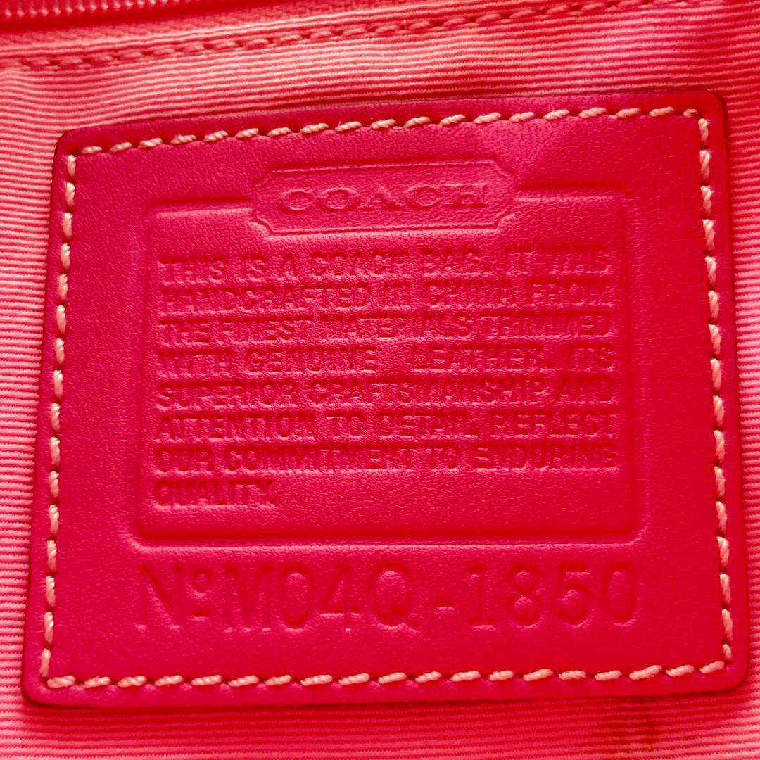 ときめきを運ぶ大人のピンク✨COACH オプティック シグネチャー ホーボー