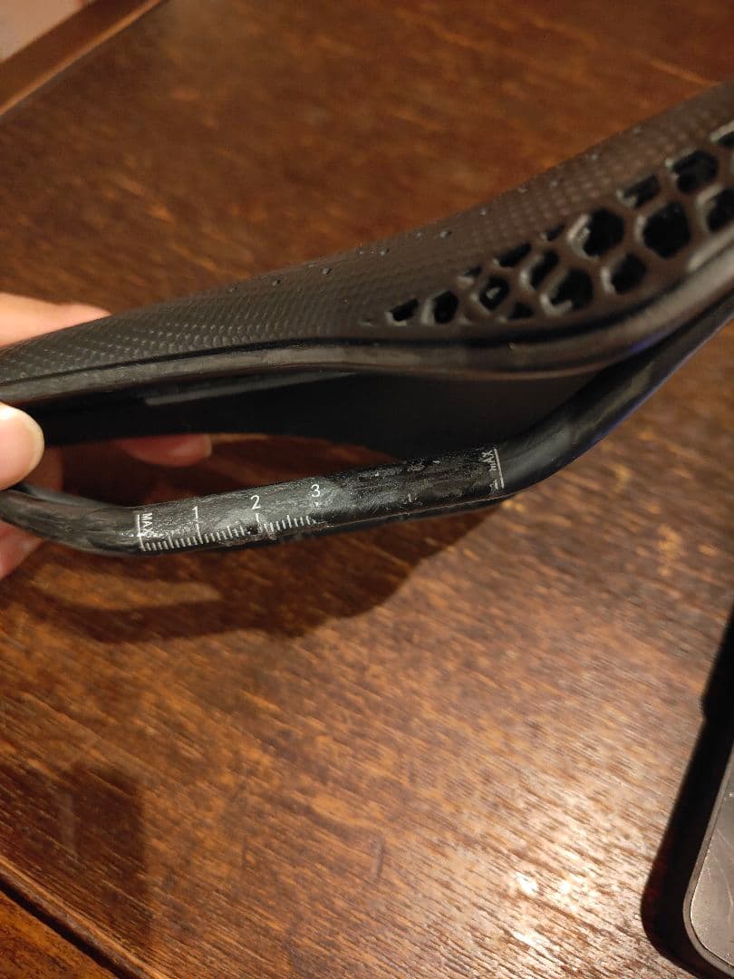 【週末セール中】TNI ティーエヌアイ 3D AeroFlow カーボン サドル