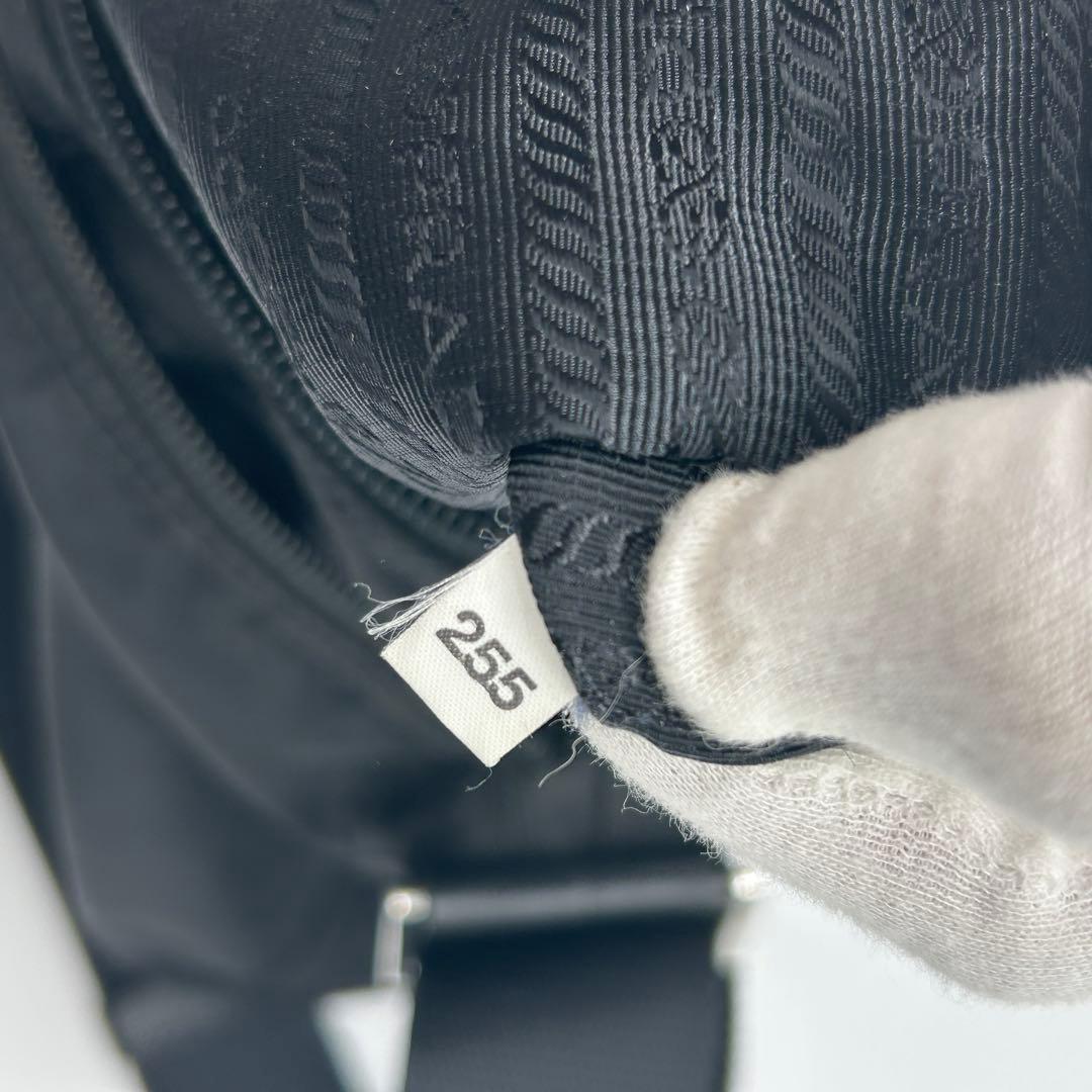 プラダ ショルダーバッグ ナイロン カメラ 三角ロゴ ブラック