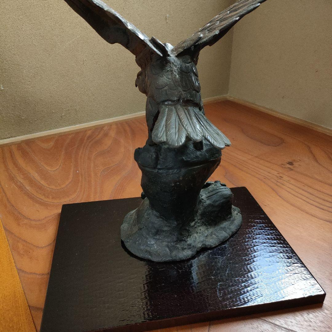 昭和レトロ　アンティーク　骨董品　台座付き！鋭い目つきの鷹の置物　金属製