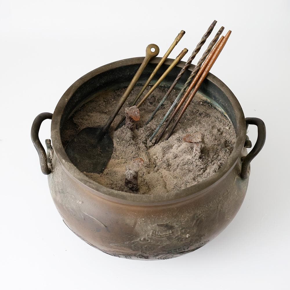 時代年代物 古銅 三つ足 火鉢 瓶掛 盛上 山水楼閣 青海波 図 五徳 火箸