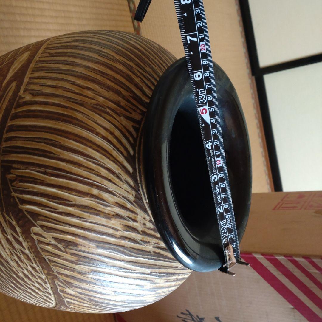 手彫り模様の陶器花瓶 中型