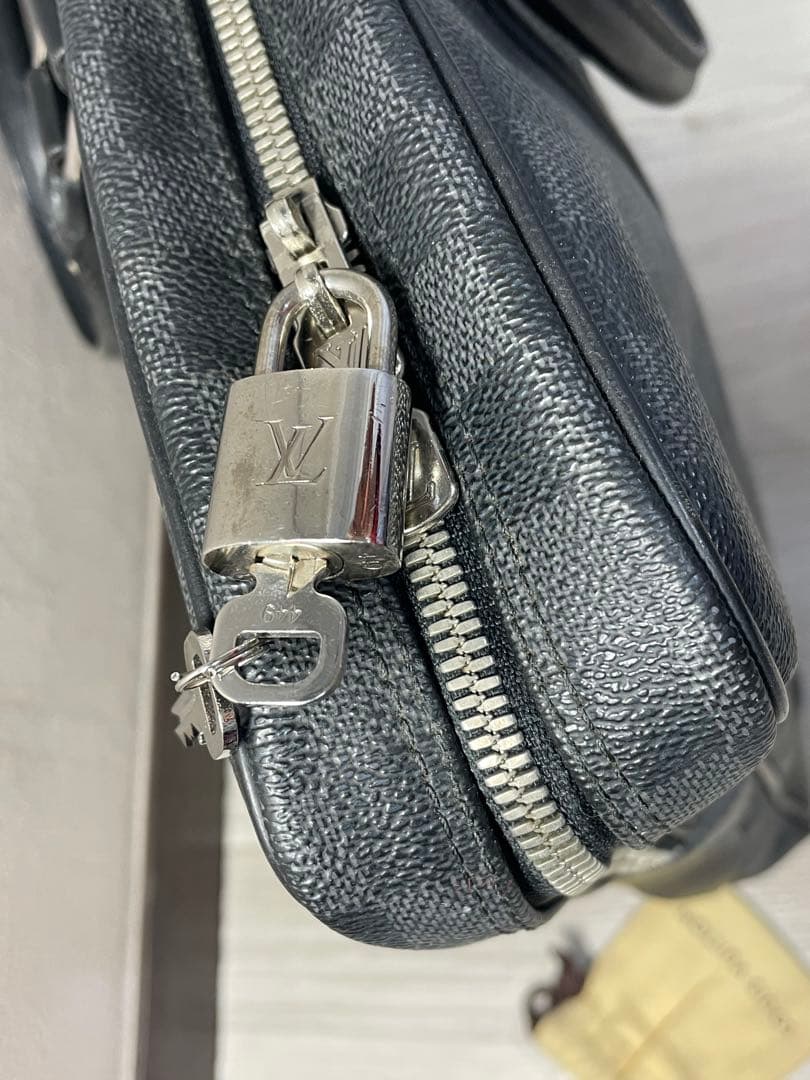 LOUIS VUITTONダミエ グラフィット ポルトドキュマン ヴォワヤージュ