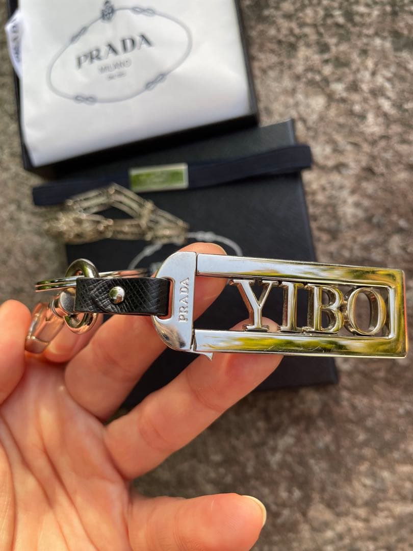 プラダ マイキャラクター メタル キーホルダー 王一博 ブラック シルバー