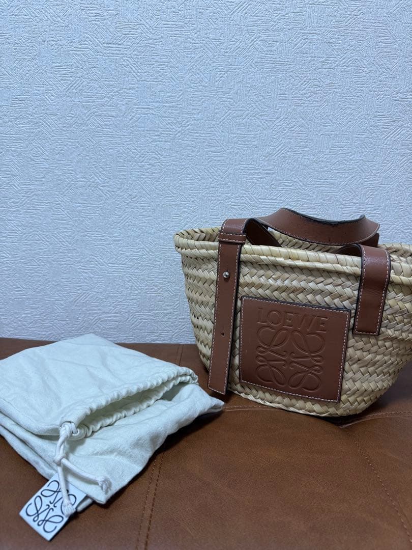 LOEWE ロゴ付き ストローかごバッグ