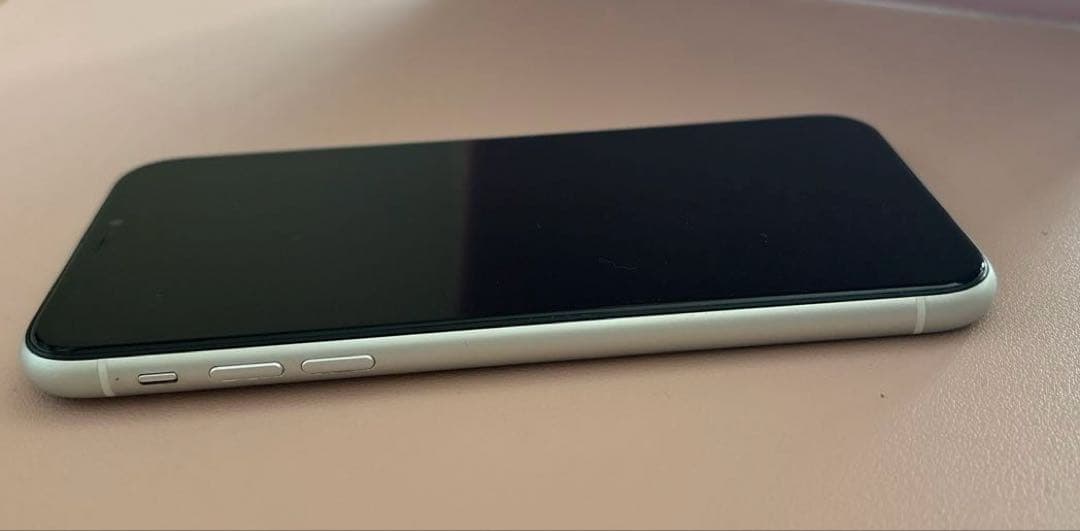 iPhone XR ￼ 64GB ホワイト　本体　（新品ケース付き）