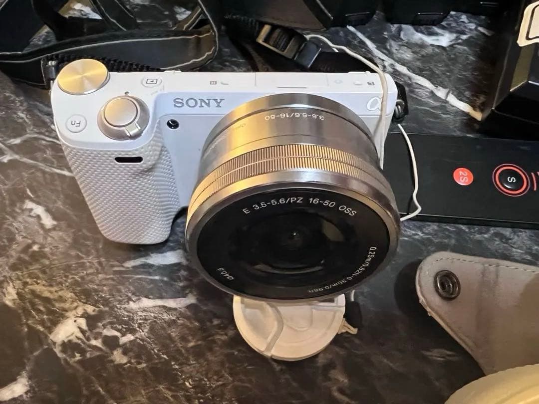 SONY NEX-5Rホワイト 一眼レフカメラ　バッテリー×4　自撮りスイッチ等