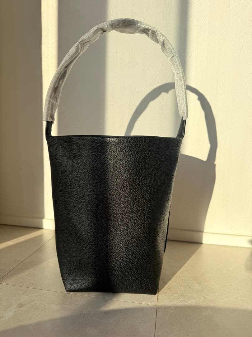 久々出品＊新品未使用＊【ブラックトートバッグ THEROW ロゴ付き】