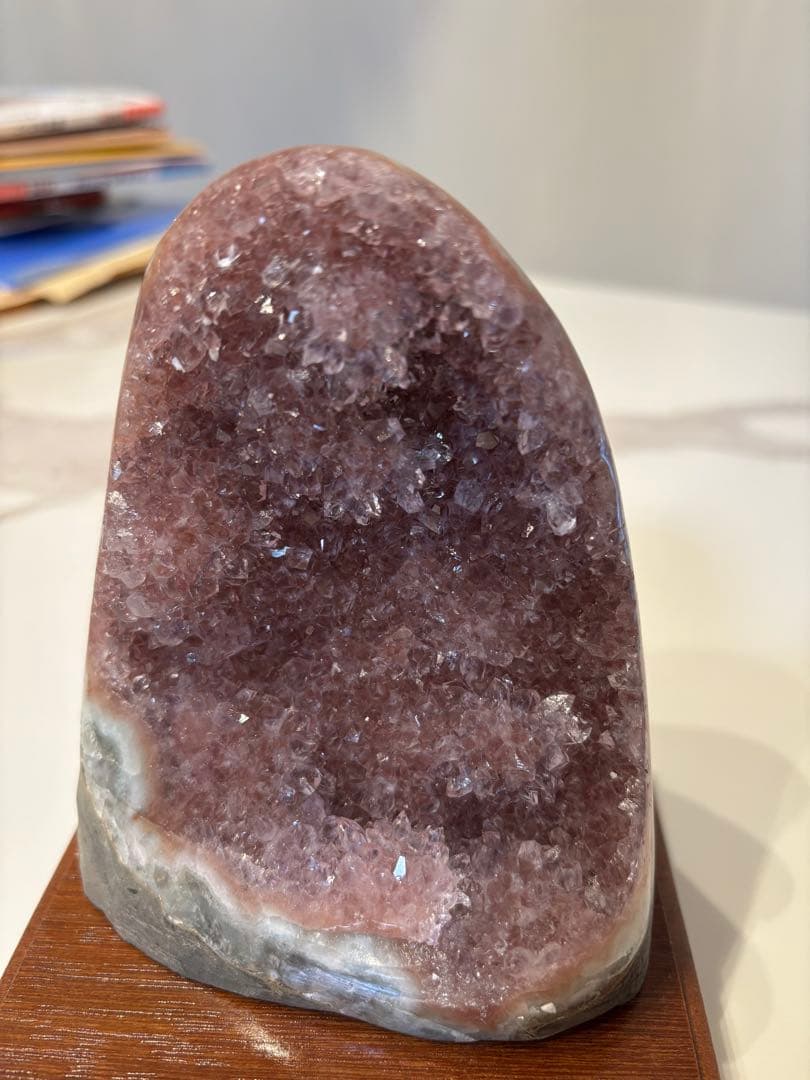 天然水晶　ピンク色　台座付き置物