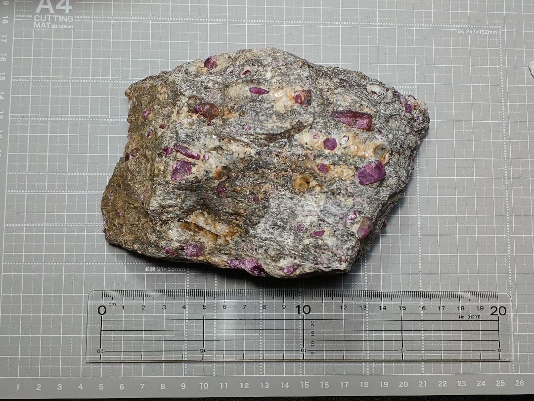 母岩付き　ルビー　1.6kg　原石　コランダム　鉱物標本