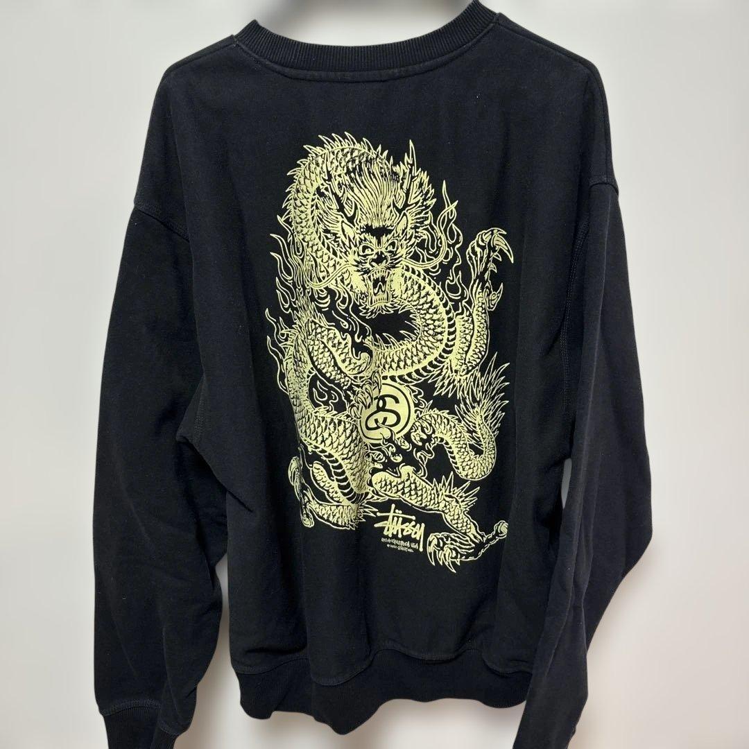 Stüssy 背面ドラゴンプリント スウェット 黒