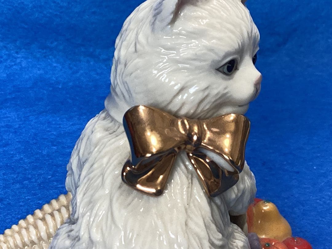 レノックス　フルーツバスケット、ボールを抱く陶器製 白い猫の置物 2体セット