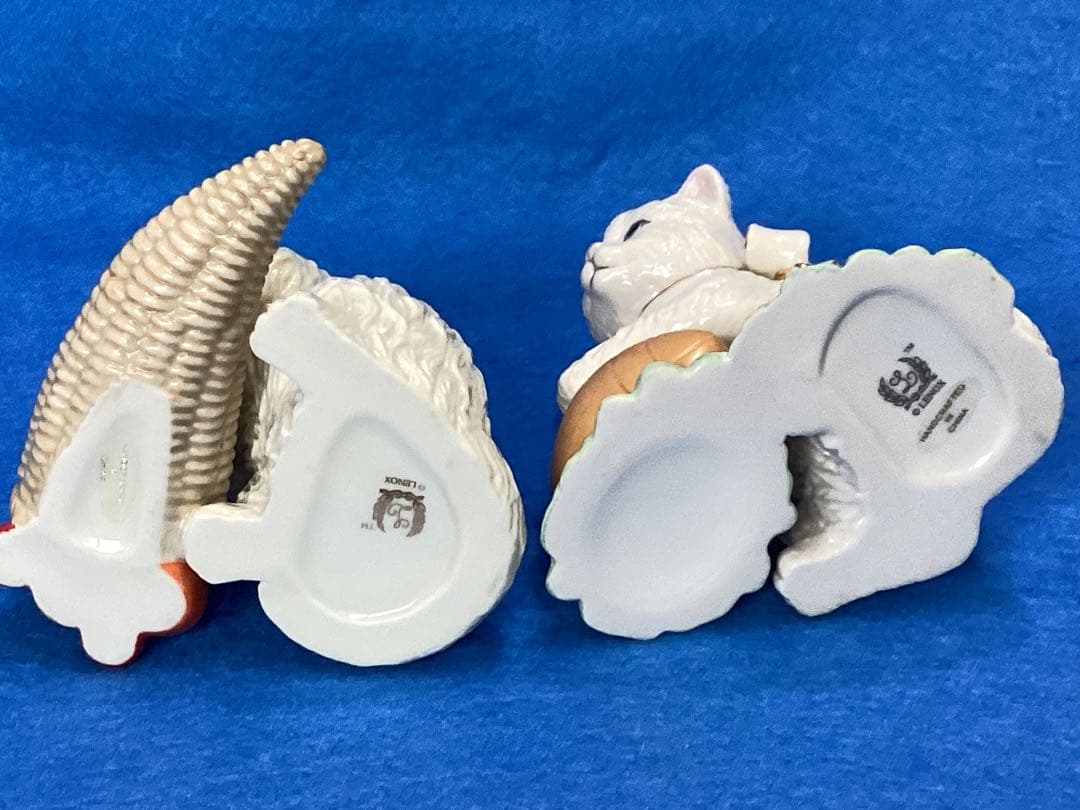 レノックス　フルーツバスケット、ボールを抱く陶器製 白い猫の置物 2体セット