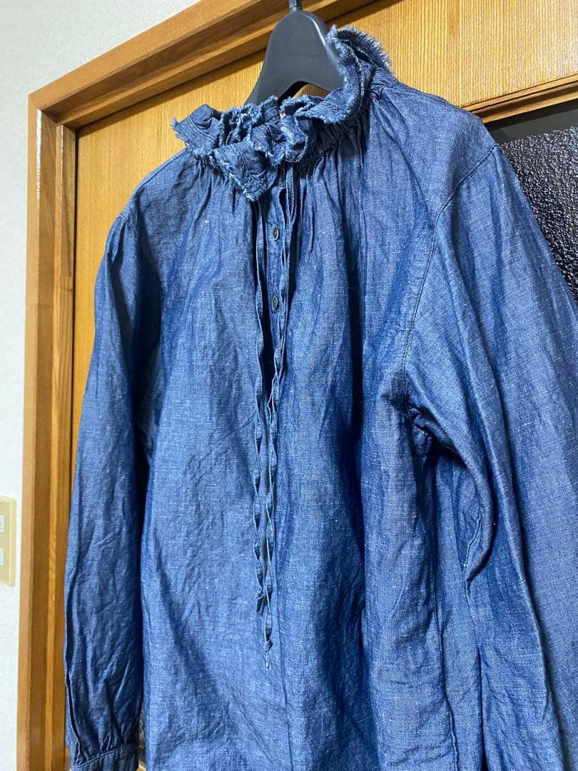 ダークブルー フリル付き長袖シャツ