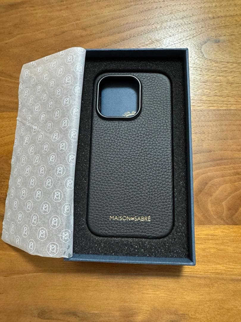 MAISON de SABRÉ スマホケース 黒 iPhone15Pro 対応