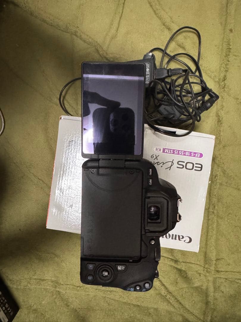 Canon EOS Kiss X9 デジタル一眼レフカメラ　中古