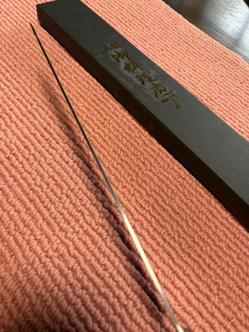 銀三鋼 梨地模様 筋引き　包丁　刃渡約270mm 黒ハンドル　国産　日本製