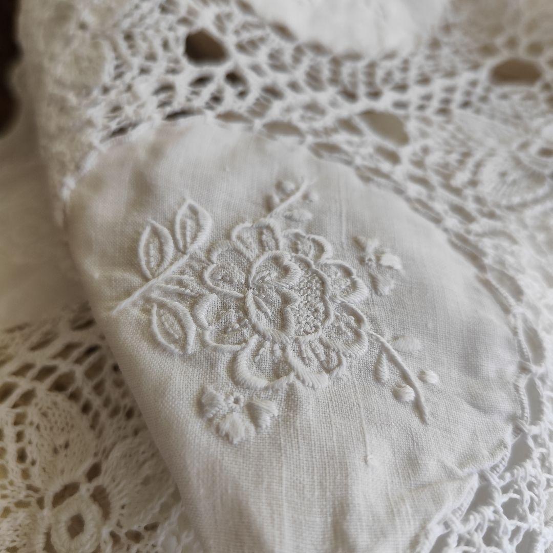 白糸手刺繍　リネンの円形パネル　花刺繍　手編みレース　マルチカバー
