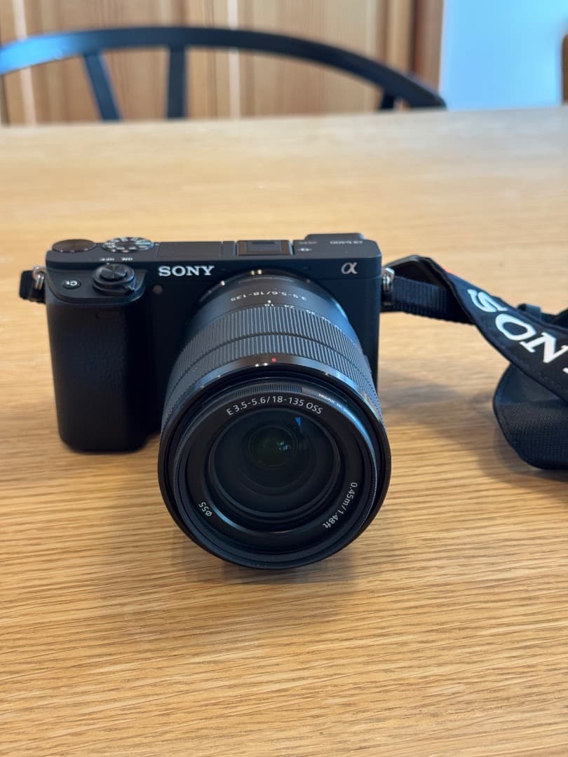 【緊急値下げ】SONY α6400 ミラーレス一眼本体・SONYズームレンズ付き