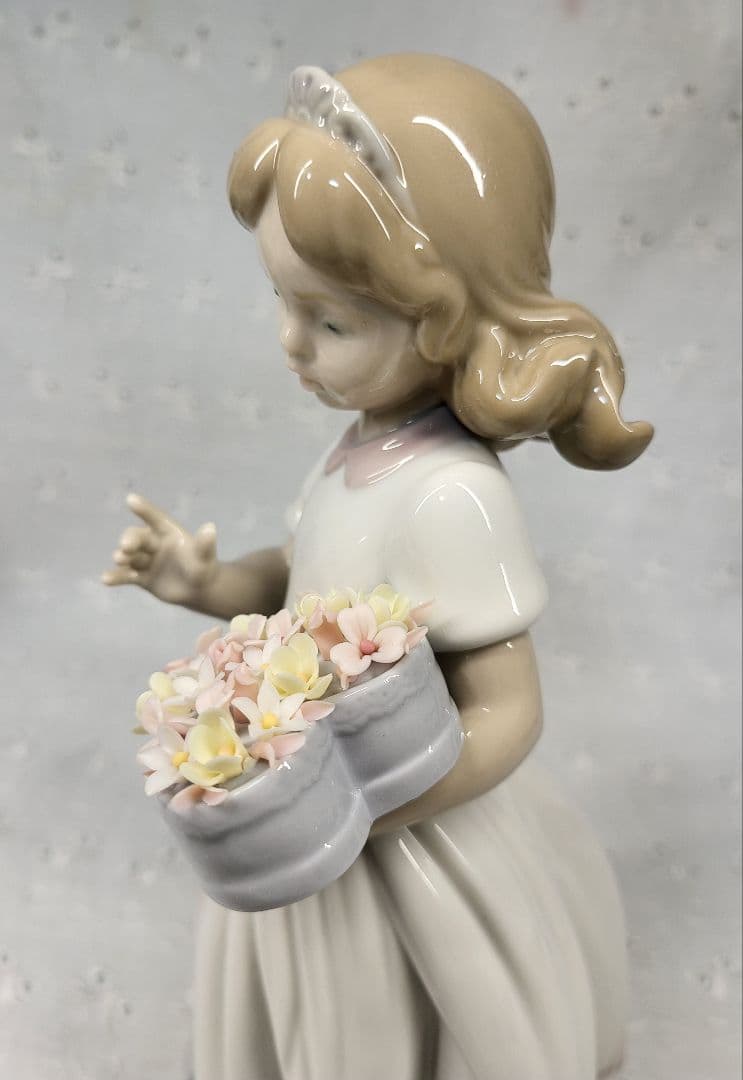 未使用近✨リヤドロ 大切なあなたへ フィギュリン 陶器人形 少女 ハートフラワー