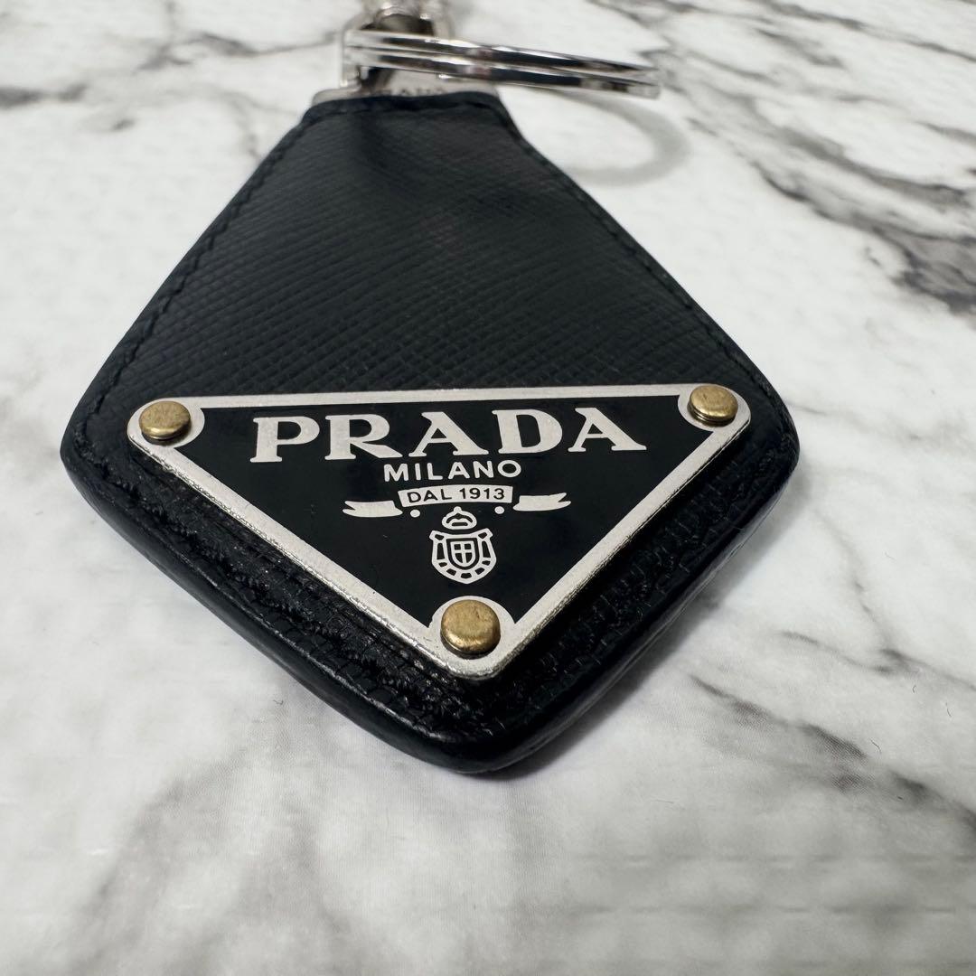 美品◎プラダ　キーリング　キーホルダー　三角ロゴプレート　ブラック　サフィアーノ