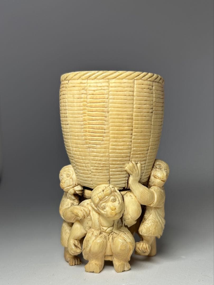 猿の置物　担桶モチーフ 縁起物 精巧彫刻 牙素材