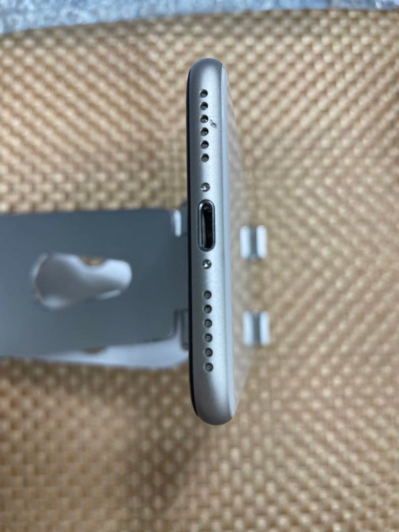 iPhone SE第3世代 64 GBスターライトSIMフリー【3396】