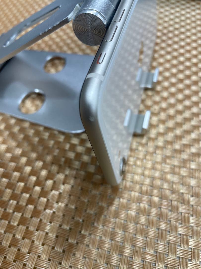 iPhone SE第3世代 64 GBスターライトSIMフリー【3396】