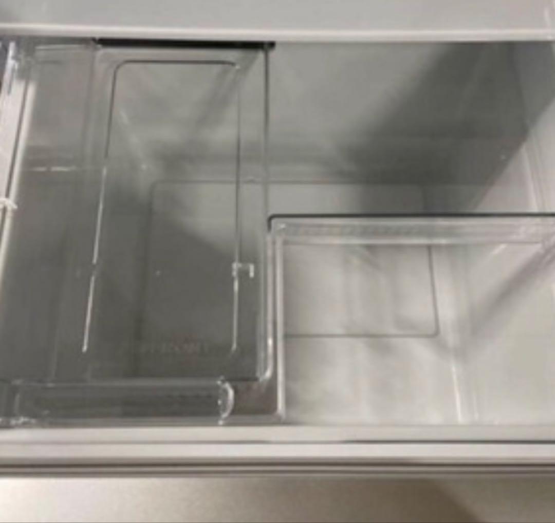 【定価10万円・美品】スタイリッシュな冷蔵庫 3段棚付き【2/10終了】