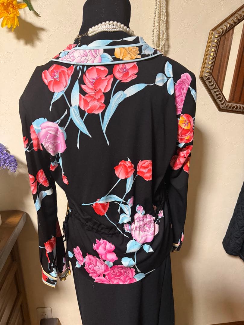 レオナール　黒地に花柄　美しい羽織ジャケット　カーディガン　Mサイズ