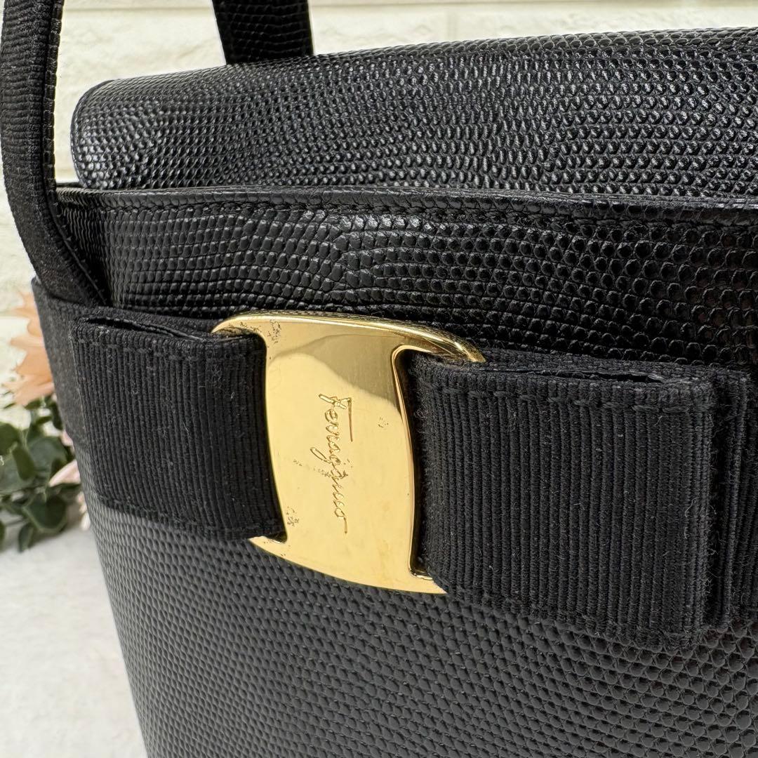 【美品】Ferragamo　フェラガモ　ヴァラリボン　ハンドバッグ　リザード