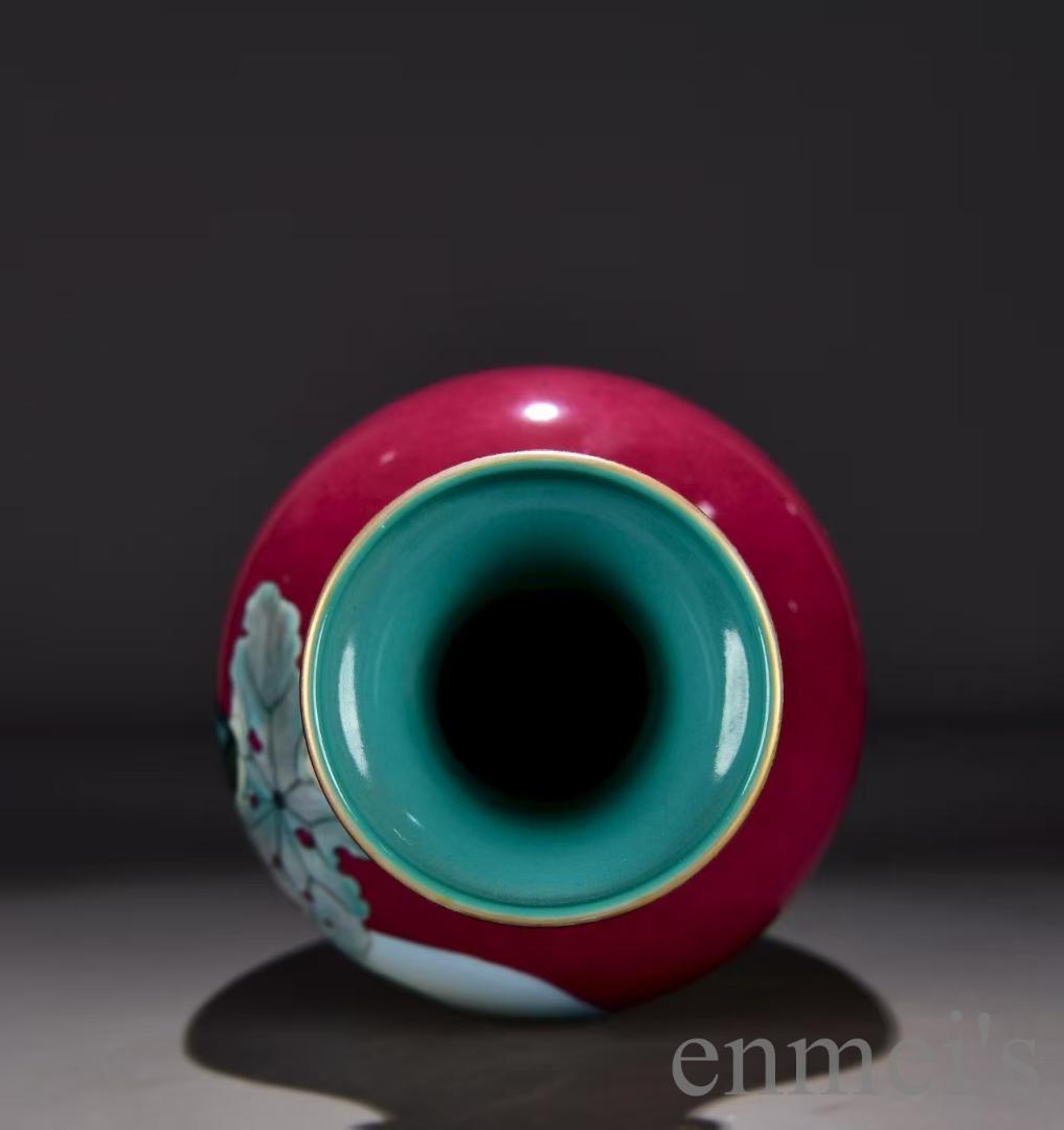 中国古美術・清代乾隆年製・粉彩赤地・自在観音図双耳瓶・花瓶・唐物・陶磁器・蓮華紋