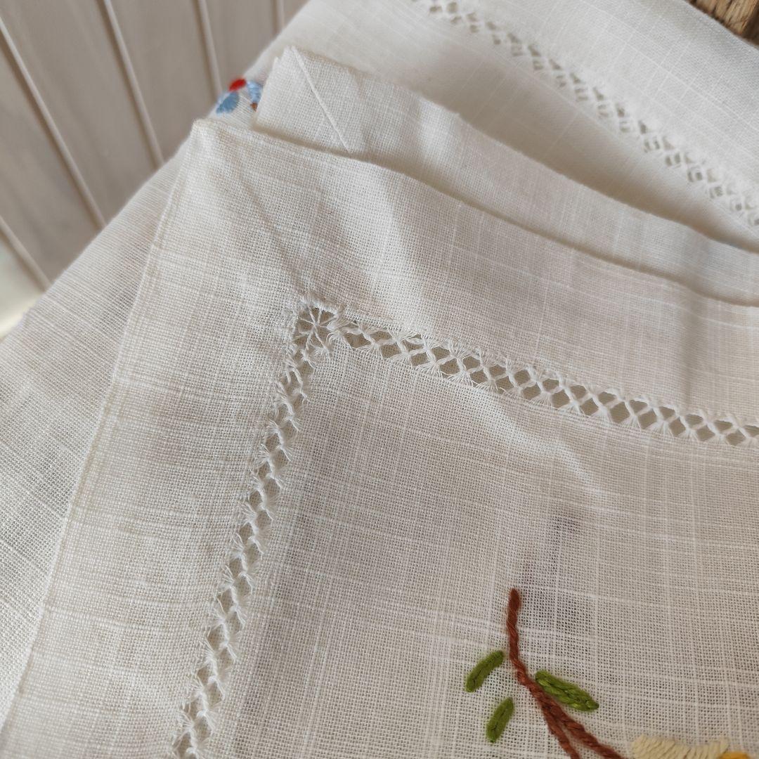 薔薇のモチーフ毛糸手刺繍　混紡リネン　大判テーブルクロス