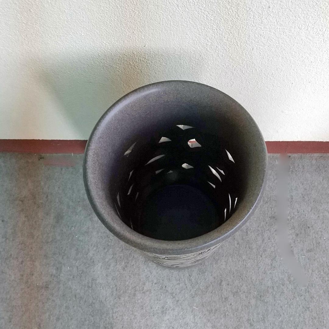 陶器傘立て　黒窯変唐草彫傘立　信楽焼　丸伊製陶　2-2920　傘約7本収納可能