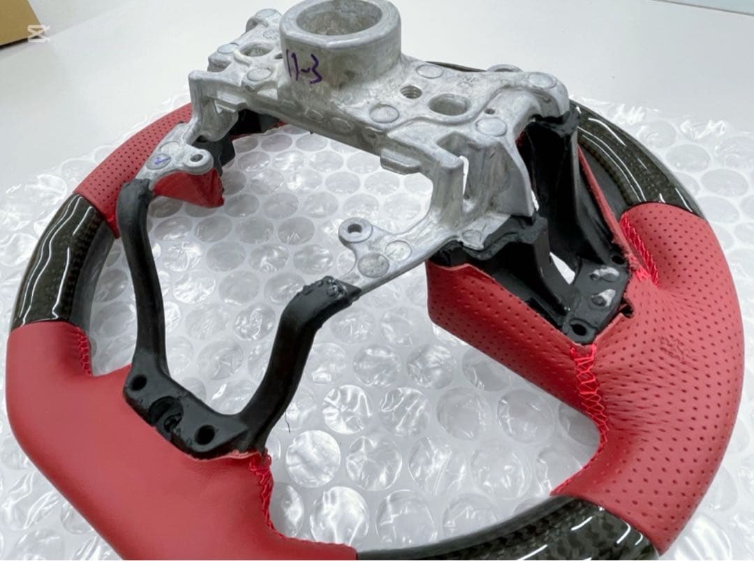 ブラックカーボン&レッドレザー レッドユーロステッチ 品番：HNB-BKC-RD