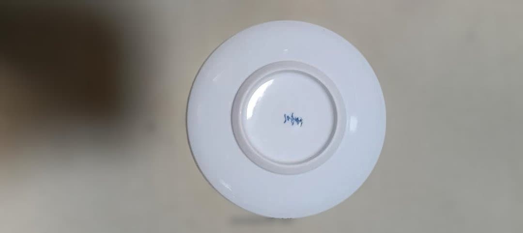 白磁の人間国宝　井上萬二作　牡丹彫文の皿