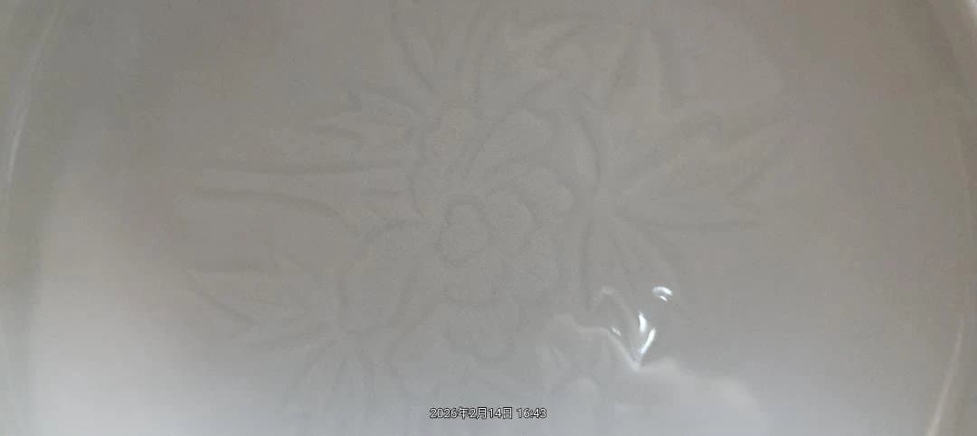 白磁の人間国宝　井上萬二作　牡丹彫文の皿