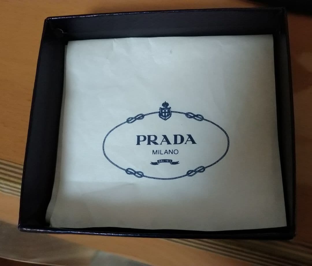 PRADA トライアングルキーホルダー 箱付き
