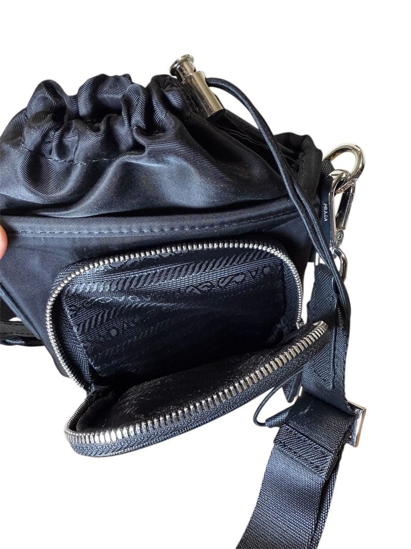 PRADA ブラック ナイロン　スマホ　ショルダーバッグ　即購入不可能