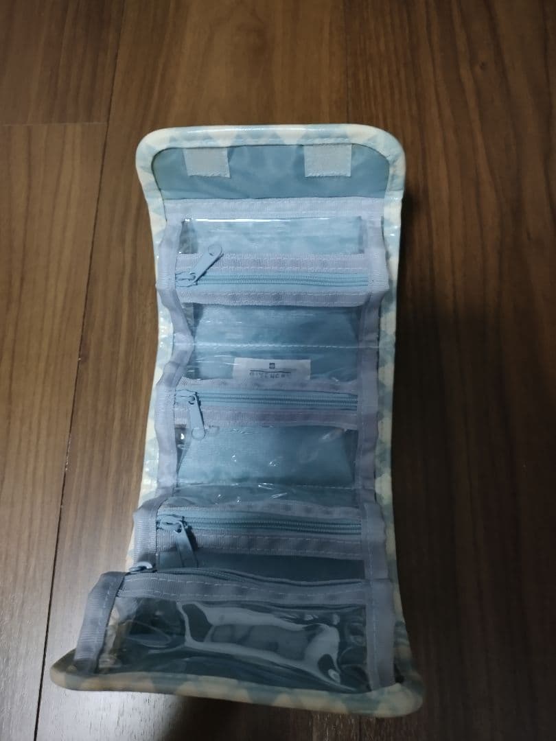 ジバンシイの、小分けポーチ