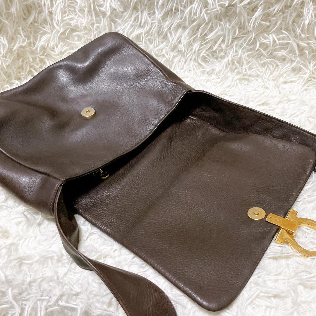 サルヴァトーレフェラガモ ガンチーニ レザーショルダーバッグ ゴールド金具