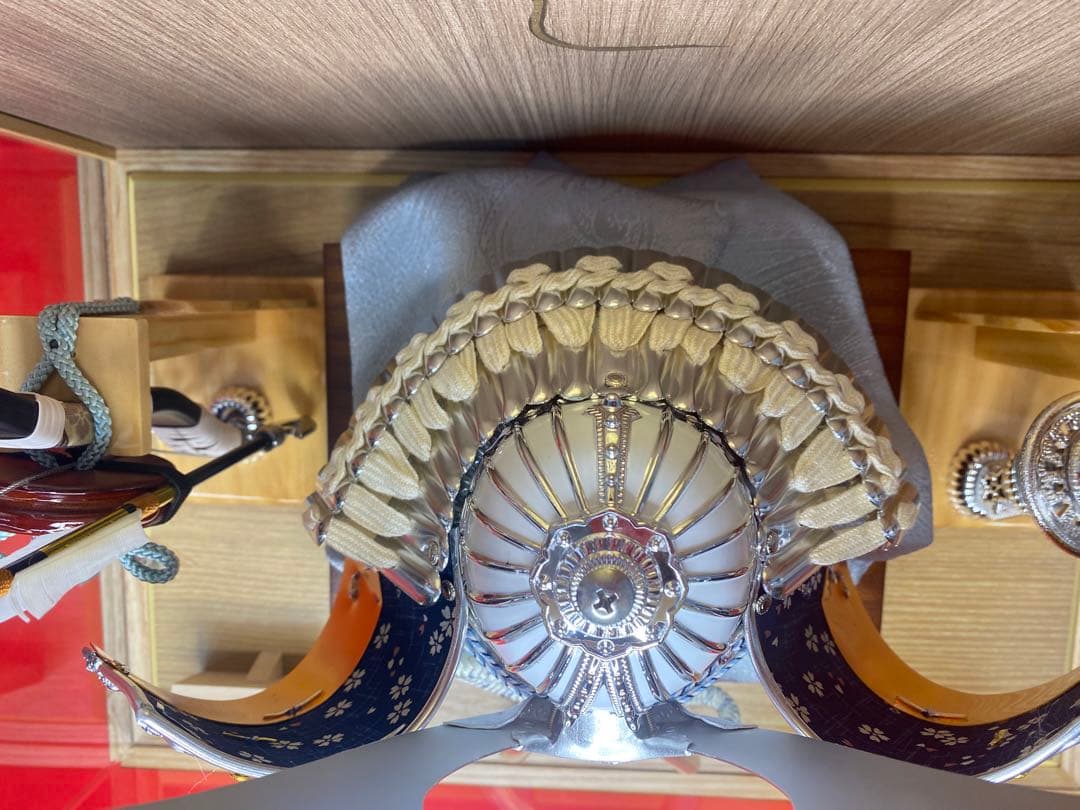 東京久月　五月人形　シルバー兜飾り　白木パノラマクリルケース入