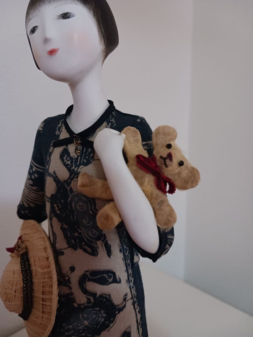 アーティストによる創作人形陶器 　テーマ「赤い靴」