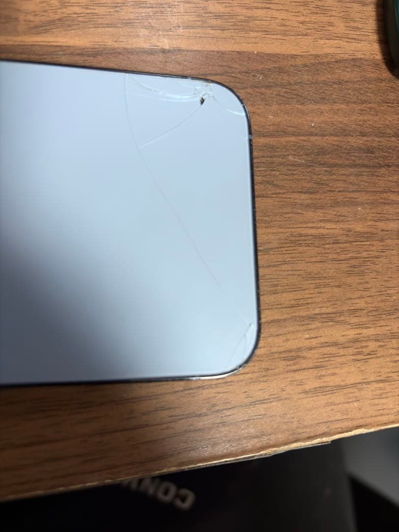 iPhone 13pro 電池残量76% 背面下部割れあり