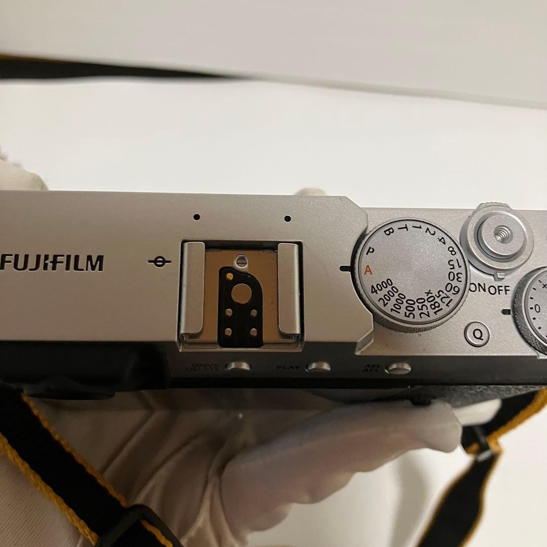 フジフィルム　Fujifilm X-E4本体 充電器・microSD付き
