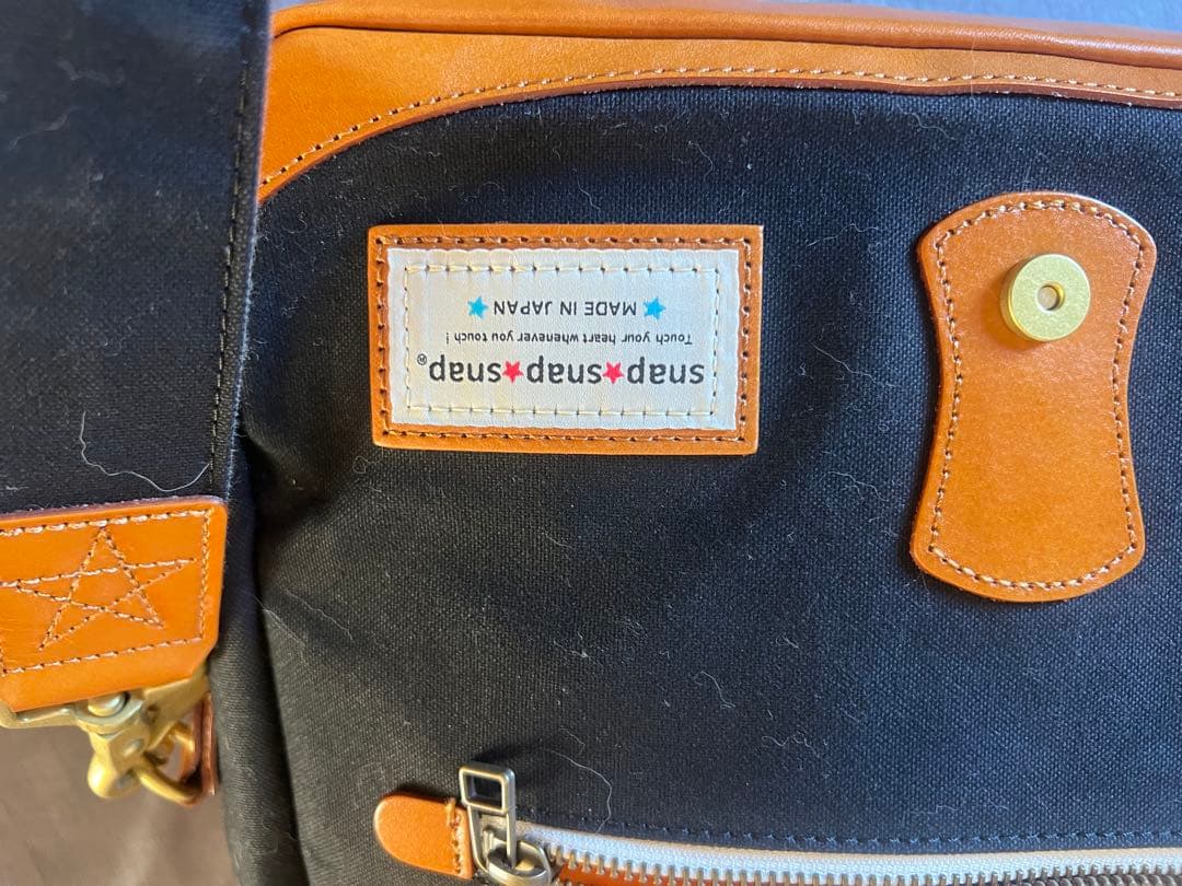 かわいい　snap snap snap ショルダーカメラバッグ 黒/オレンジ